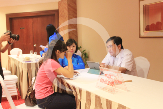 Khách hàng được tư vấn trực tiếp về dịch vụ làm đẹp phù hợp với bản thân