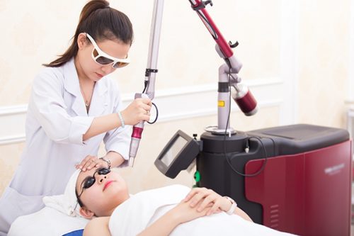 Chiếu ánh sáng Laser quang âm để trị sạch mụn
