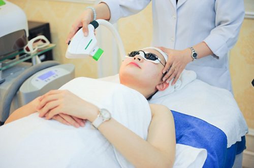 Bác sĩ chiếu ánh sáng Laser phục hồi tế bào da Bác sĩ chiếu ánh sáng Laser phục hồi tế bào da