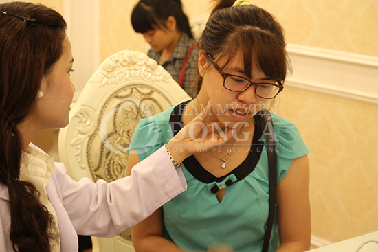 Bùng nổ Ngày hội Tư vấn điều trị mụn - Khán phòng "vỡ" vì quá tải