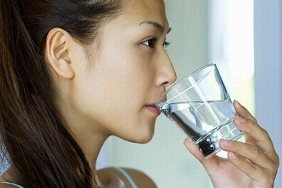 Uống nhiều nước để tăng đào thải độc tố trong những ngày "đèn đỏ" uong-nhieu-nuoc