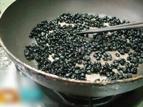 uong-nuoc-do-den-rang-tri-mun