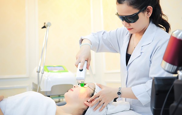 trị mụn trứng cá cho da nhạy cảm