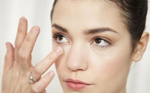 Dùng kem trị mụn