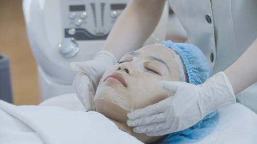 Quy trình trị mụn Acne Remove: đắp mặt nạ