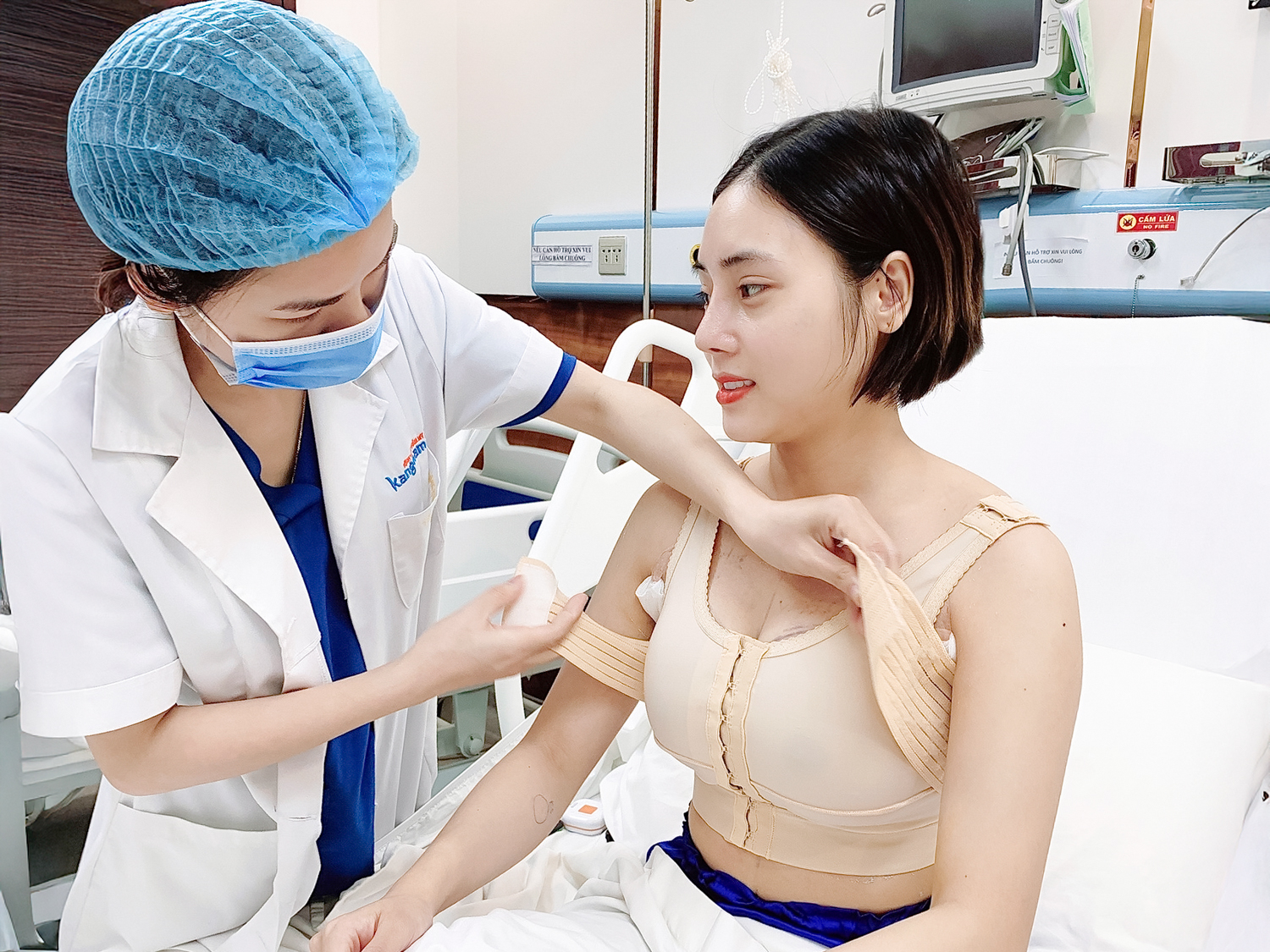 Đội ngũ điều dưỡng chăm sóc tận tâm cho khách hàng tại phòng hậu phẫu