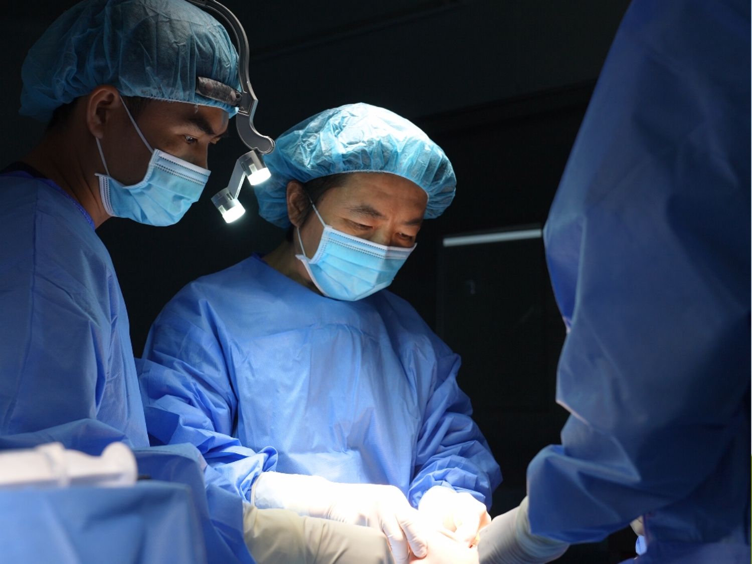 Ekip bác sĩ tại Kangnam thực hiện phẫu thuật trong phòng vô trùng
